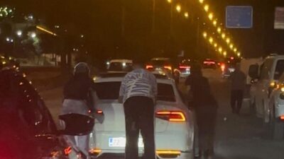 Batman’da, bir kadın ve diğer iki kişinin, Demokrasi Bulvarı’nda trafiği