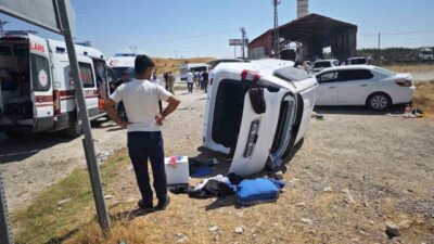 Batman’da Malabadi Kavşağı’nda meydana gelen trafik kazasında 2 aracın çarpışması