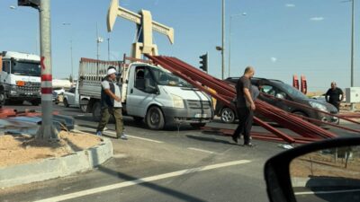 Batman’da, açık kasa kamyonetin kasasında taşınan demir profiller, sürücünün ani