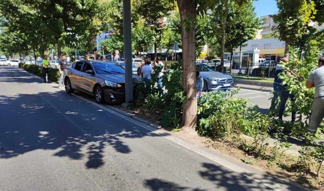 Batman şehrinde bir otomobilin kontrolünü kaybederek refüjdeki bir ağaca çarpması