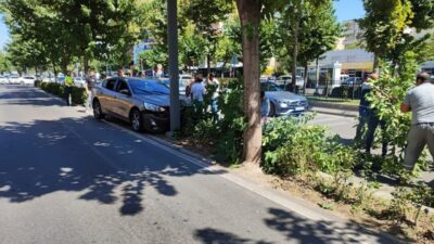 Batman şehrinde bir otomobilin kontrolünü kaybederek refüjdeki bir ağaca çarpması