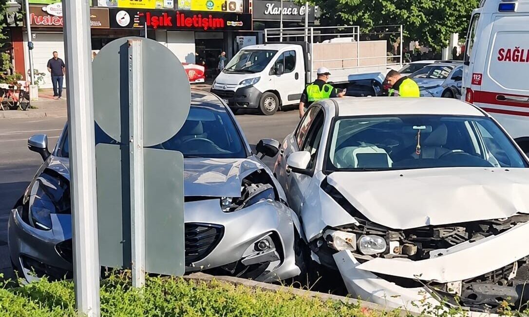Batman’da meydana gelen trafik kazasında, Dörtyol Kavşağı’nda iki aracın çarpışması