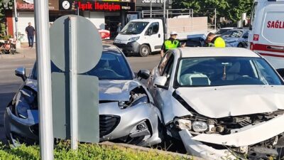 Batman’da meydana gelen trafik kazasında, Dörtyol Kavşağı’nda iki aracın çarpışması