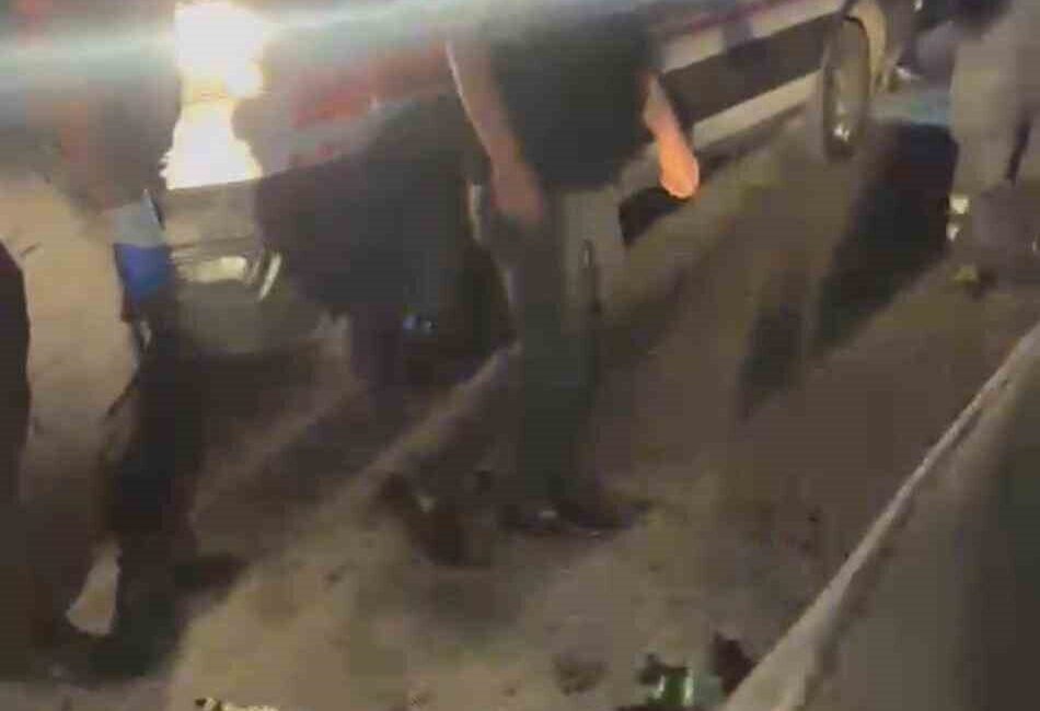 Batman’da yaşanan trafik kazasında aracın refüje çıkması sonucu sürücü yaralandı.