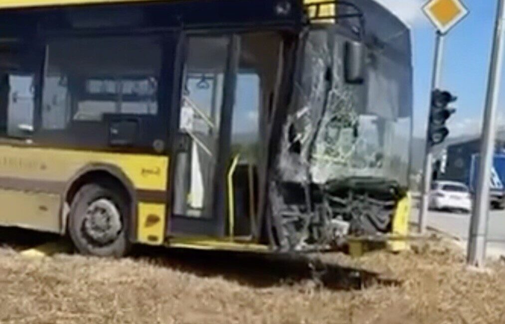 Gemlik ilçesinde yaşanan trafik kazasında belediye otobüsü yoldan çıkarak kılcal