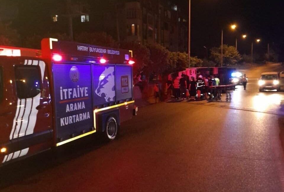 Hatay’ın Belen ilçesindeki bir kaza sonucunda hafriyat kamyonunun devrilmesi sonucunda