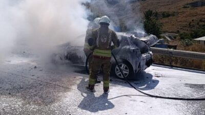 Hatay ilinde seyir halindeki bir araçta çıkan yangın, itfaiye ekiplerinin