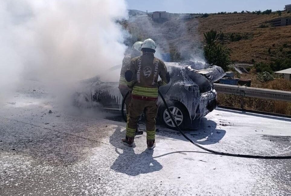 Hatay ilinde seyir halindeki bir araçta çıkan yangın, itfaiye ekiplerinin