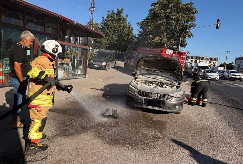 Hatay’ın Belen ilçesinde bir aracın motor kısmında çıkan yangın, ekiplerin
