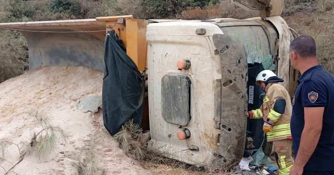 Hatay’ın Belen ilçesinde meydana gelen bir kaza sonucunda, kum yüklü