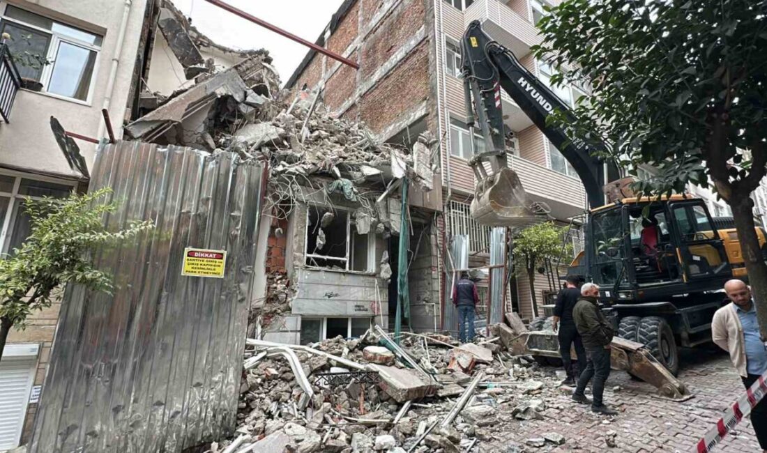 Beşiktaş ilçesindeki bir binanın kentsel dönüşüm çalışmaları kapsamında yıkımı sırasında