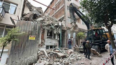 Beşiktaş ilçesindeki bir binanın kentsel dönüşüm çalışmaları kapsamında yıkımı sırasında