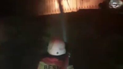 Besni ilçesinde bir evde çıkan yangın, Adıyaman İtfaiye ekiplerinin hızlı