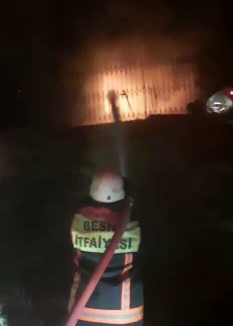 Besni ilçesinde bir evde çıkan yangın, Adıyaman İtfaiye ekiplerinin hızlı