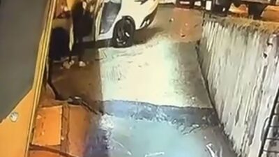 Beylikdüzü’nde meydana gelen bir trafik kazasında sürücü direksiyon kontrolünü kaybederek