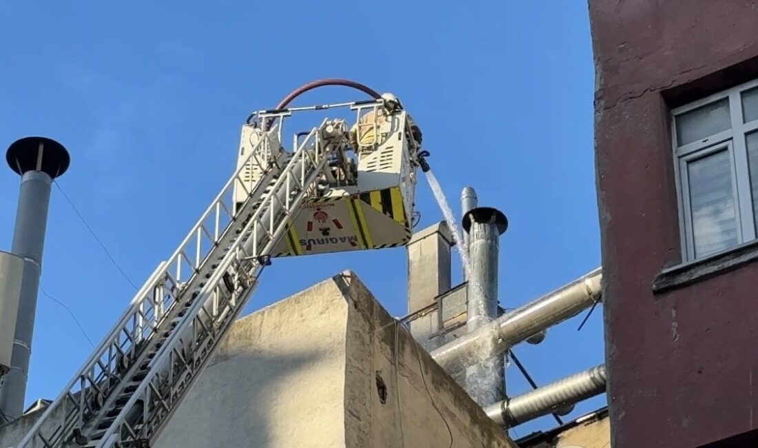 Beyoğlu’nda şehir merkezinde bulunan 6 katlı bir restoranda yangın çıktı.