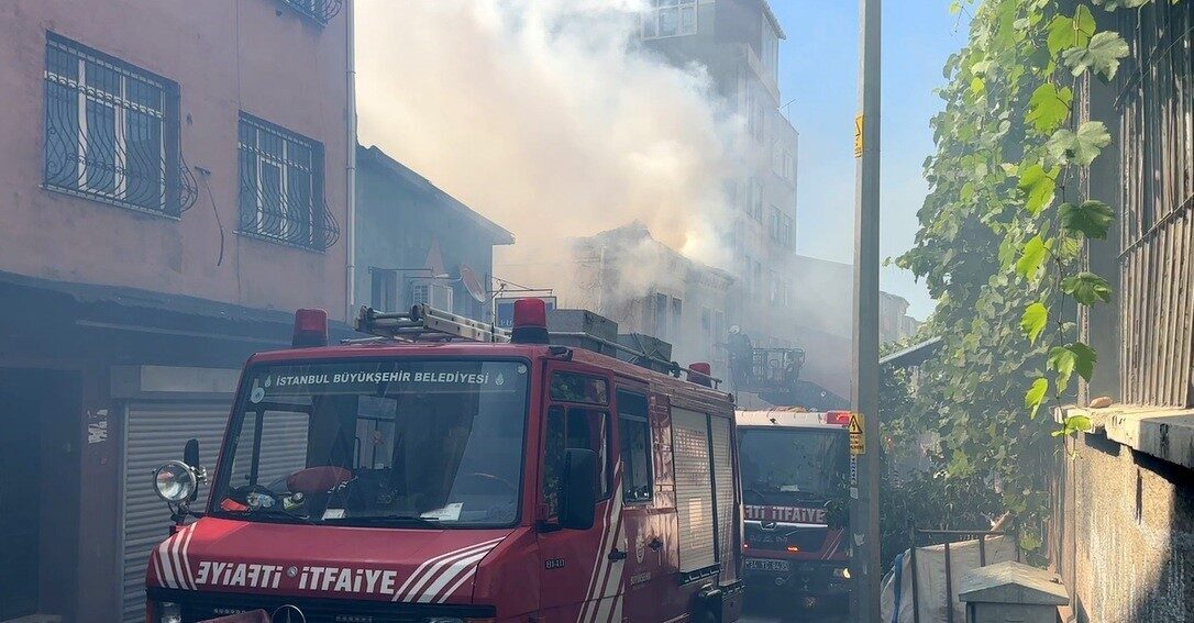 Beyoğlu’nda, Beyoğlu Bülbül Mahallesi Dereotu Sokak’ta bulunan iki katlı bir