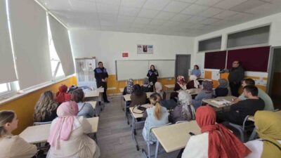 Bozüyük ilçesinde bulunan Nejat Ferit Eczacıbaşı İlkokulu’nda düzenlenen bir veli