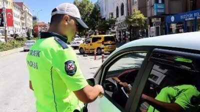 Bozüyük ilçesinde, 792 kişiye yaya güvenliği konusunda bilgilendirme yapıldı. İlçe