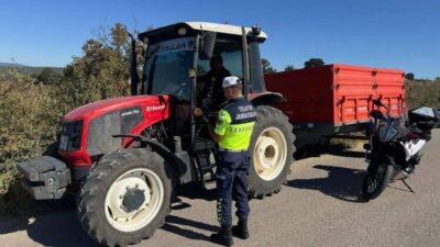 Bilecik’te Jandarma ekipleri, traktör sürücülerini trafik kazalarına karşı aldıkları tedbirler