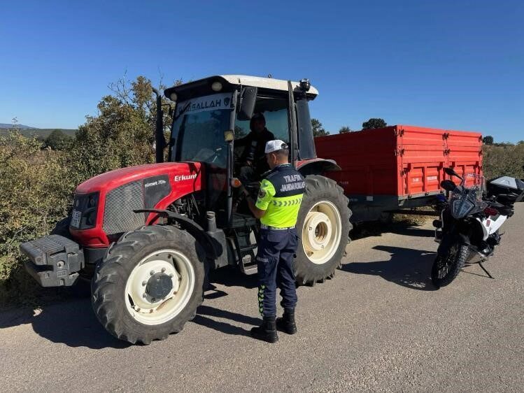 Bilecik’te Jandarma ekipleri, traktör sürücülerini trafik kazalarına karşı aldıkları tedbirler