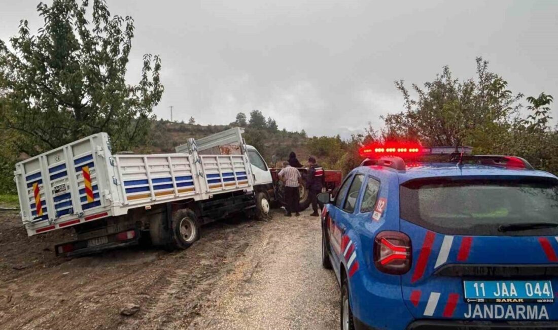 Bilecik’in İnhisar ilçesinde, yağmur sebebiyle çamura saplanan bir kamyonet sürücüsü,