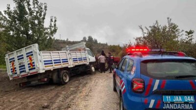 Bilecik’in İnhisar ilçesinde, yağmur sebebiyle çamura saplanan bir kamyonet sürücüsü,