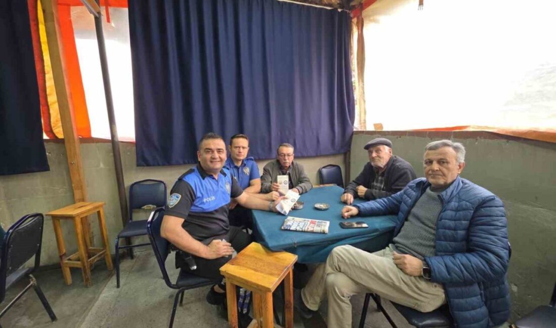 Bozüyük ilçesinde polis ekipleri, kıraathanelerde bulunan vatandaşlara güvenlik konularında bilgilendirme