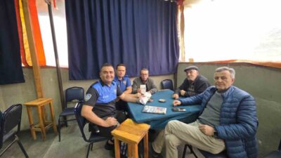 Bozüyük ilçesinde polis ekipleri, kıraathanelerde bulunan vatandaşlara güvenlik konularında bilgilendirme