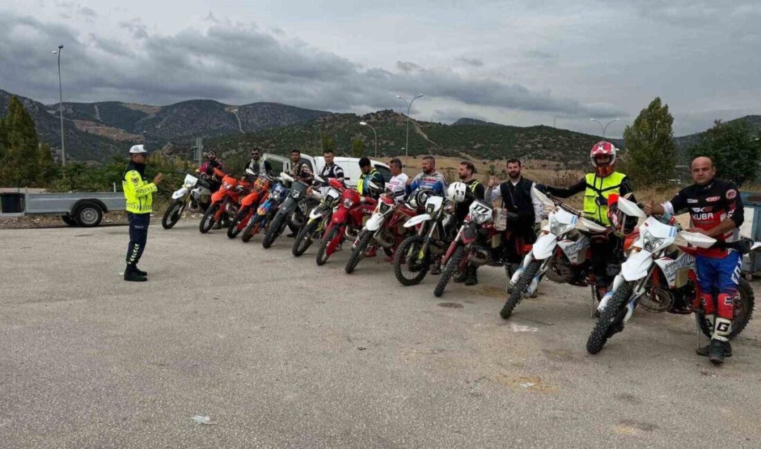 Bilecik’te Jandarma Motosikletli Trafik Timi tarafından motosiklet sürücülerine eğitim verildi.