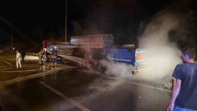 Bilecik’te bir tır seyir halindeyken lastiği alev aldı, hızlı müdahale