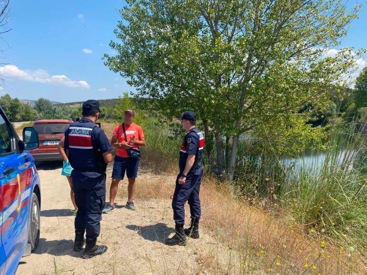 Bilecik’te İnhisar ilçesine bağlı Tarpak köyünde vatandaşları dolandırıcılık konusunda bilgilendirmek