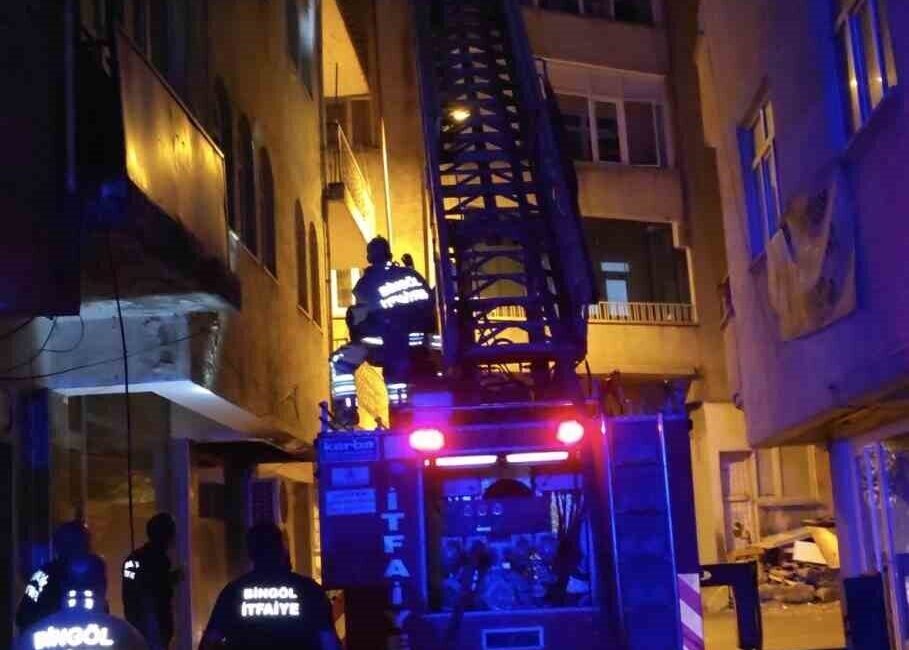 Bingöl’de Yenişehir Mahallesi’nde bulunan bir binanın baca kısmında çıkan yangın,