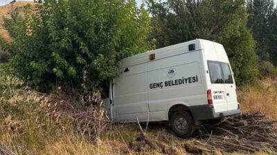 Bingöl’ün Genç ilçesinde meydana gelen trafik kazasında bir minibüs kontrolden