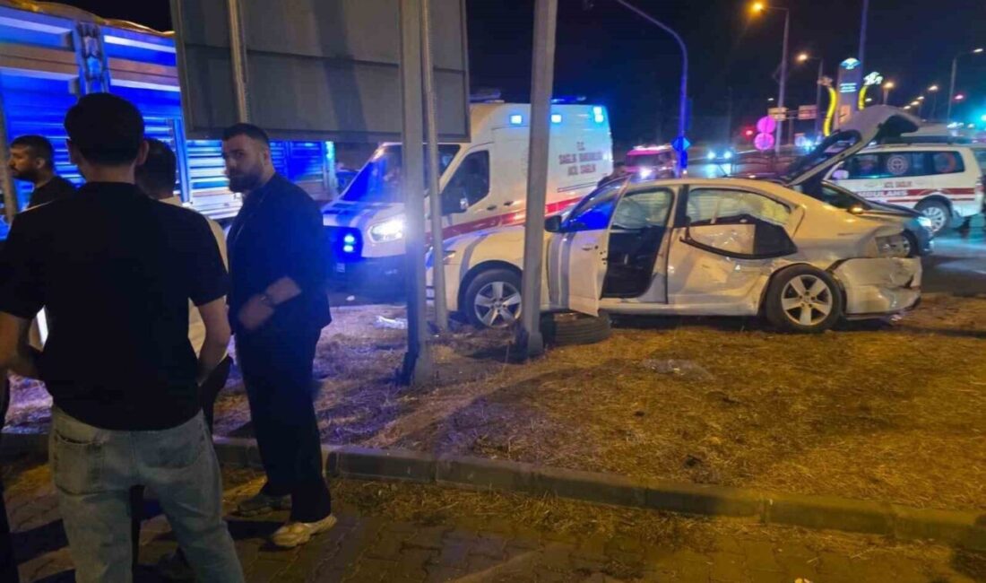 Bingöl şehrinde otomobil ile tırın çarpışması sonucunda meydana gelen trafik