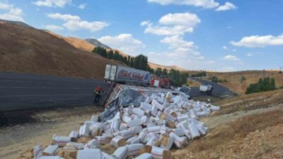 Bir kişinin yakalandığı Bingöl’de meydana gelen trafik kazasında saman yüklü