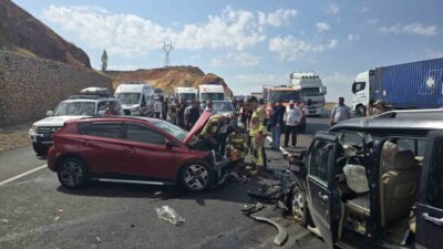 Bingöl-Erzurum karayolunda gerçekleşen trafik kazasında 6 kişi yaralandı. Kaza, Bingöl-Erzurum