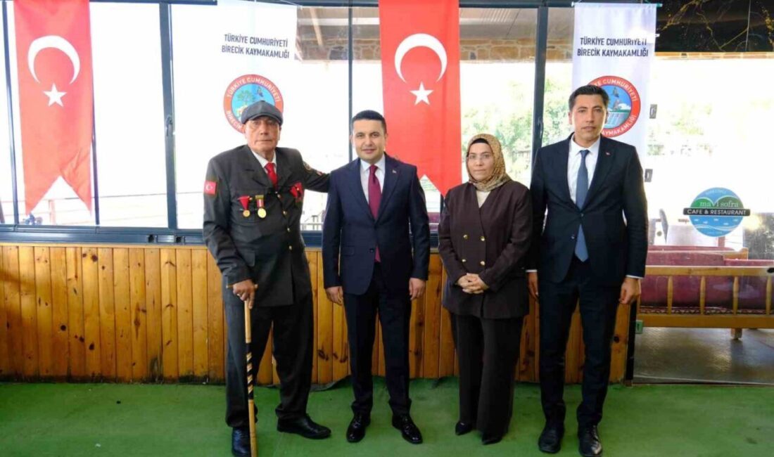 Birecik ilçesinde 19 Eylül Gaziler Günü nedeniyle çelenk sunma töreni