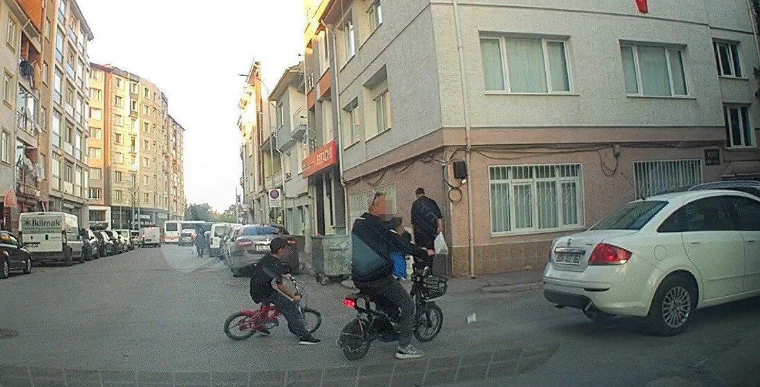 Eskişehir’de, bir bisikletlinin aniden caddeden sokağa dönüş yapmasıyla karşı yönden