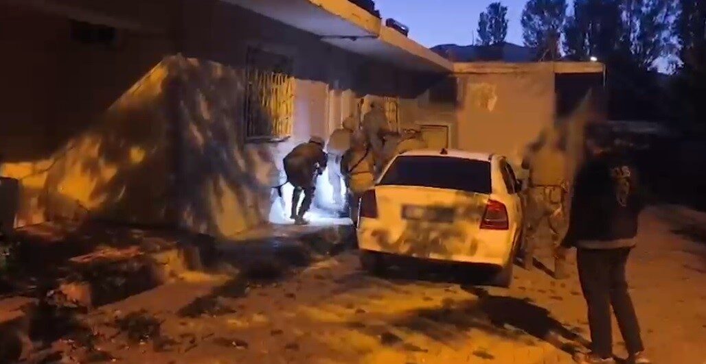 Bitlis ilinde, sosyal medya üzerinden silah içerikli paylaşımlar yapan ve