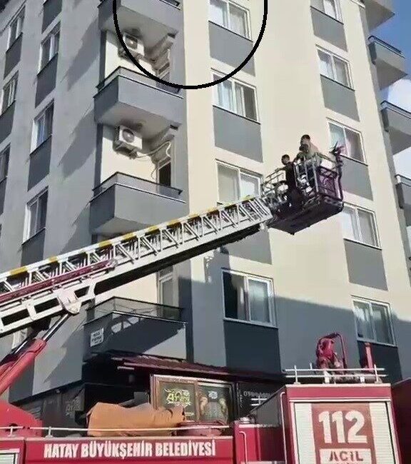 Dumlupınar Mahallesi’nde bulunan 5 katlı apartmanın 4. katında, bir kadın