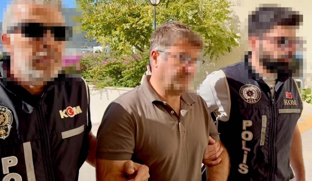 Muğla’nın Bodrum ilçesinde gerçekleştirilen baskında rüşvet suçlamasıyla yakalanan liman başkanı,