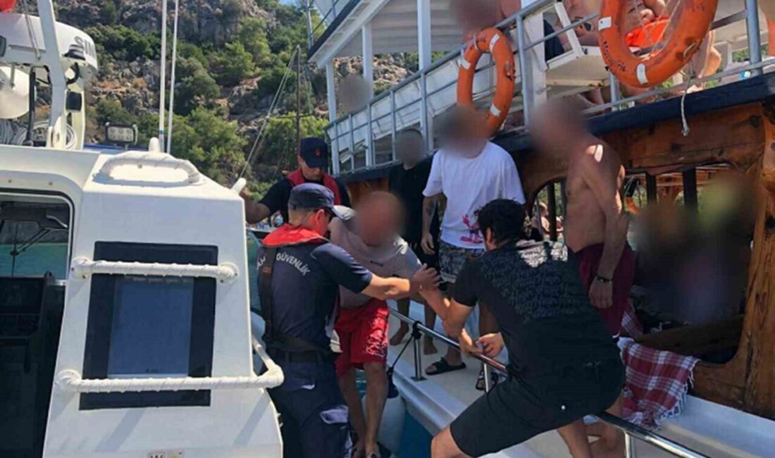 Muğla’nın Marmaris ilçesi açıklarında seyreden iki ayrı tur teknesinden 2