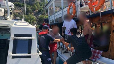 Muğla’nın Marmaris ilçesi açıklarında seyreden iki ayrı tur teknesinden 2