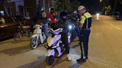 Bolu’da polis ekipleri tarafından gerçekleştirilen motosiklet denetiminde yaklaşık 100 motosiklet