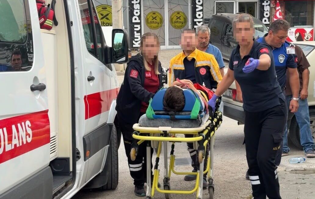 Bolu’da iki çocuğun elektrikli bisikletten düştüğü olay, gazetecilerin dikkatini çekti