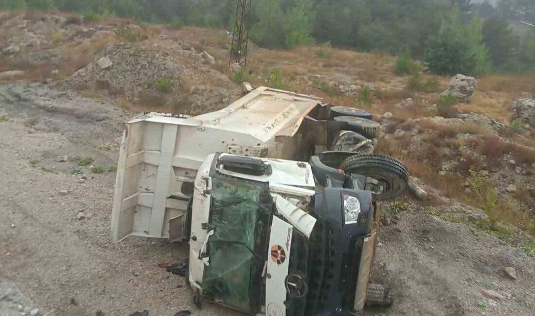 Bolu’da, yağmur nedeniyle kayganlaşan yolda meydana gelen kaza sonucu kamyon