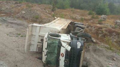 Bolu’da, yağmur nedeniyle kayganlaşan yolda meydana gelen kaza sonucu kamyon