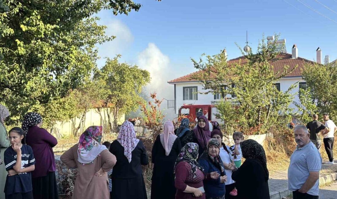 Bolu’nun Sağlık Mahallesi’nde bir evin bahçesinde bulunan kuru otların alev