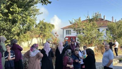 Bolu’nun Sağlık Mahallesi’nde bir evin bahçesinde bulunan kuru otların alev